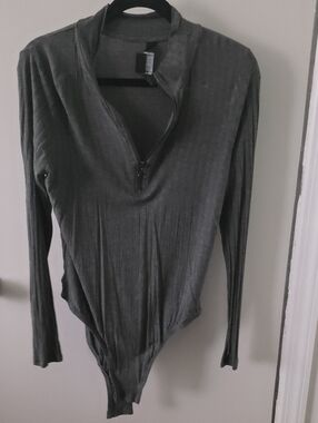 Long-Sleeve Ribbed Zip-Front Bodysuit — Charcoal Black